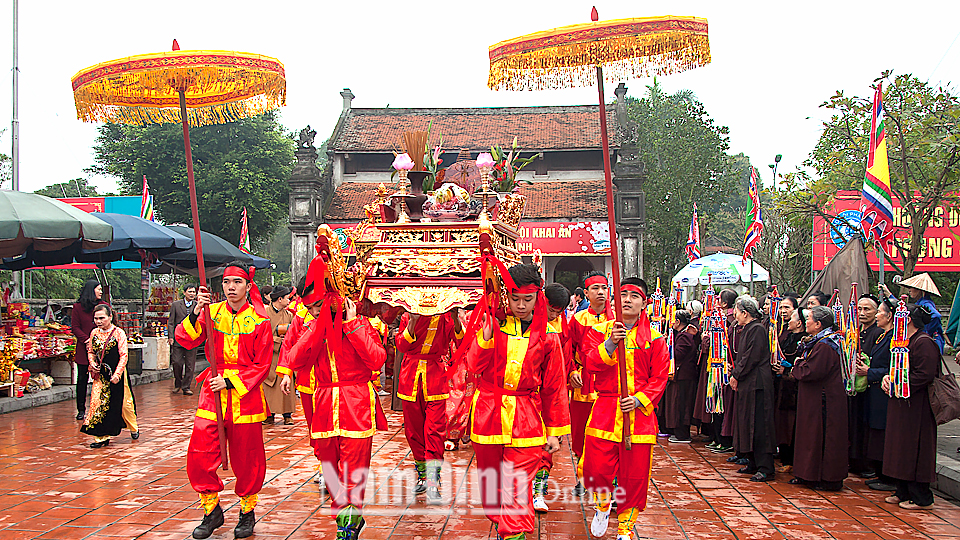Rước kiệu Ngọc Lộ trong lễ Khai ấn Đền Trần (thành phố Nam Định).