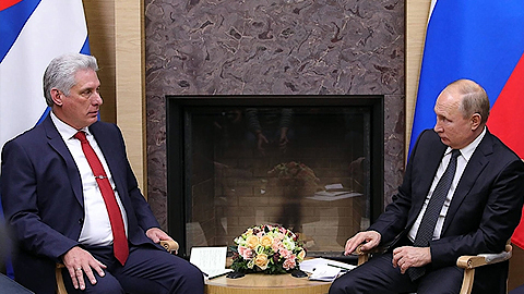 Chủ tịch nước Cộng hòa Cu-ba Đ.Ca-nên hội đàm với Tổng thống Nga V.Pu-tin. Ảnh: TASS
