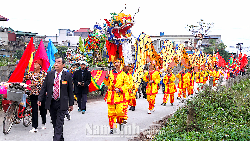 Đoàn rước trong lễ hội Đình Vân Chàng, thị trấn Nam Giang.