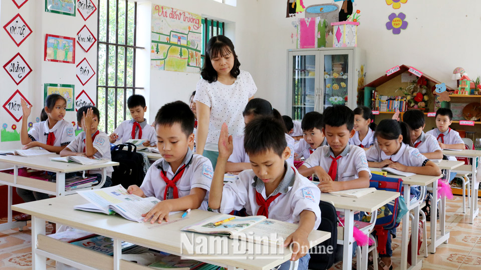 Cô và trò Trường Tiểu học Nghĩa Thịnh trong một giờ học Tiếng Việt.