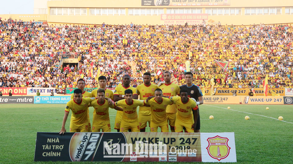 Các cầu thủ Câu lạc bộ bóng đá Dược Nam Hà Nam Định trong trận đấu với Câu lạc bộ Hải Phòng.
