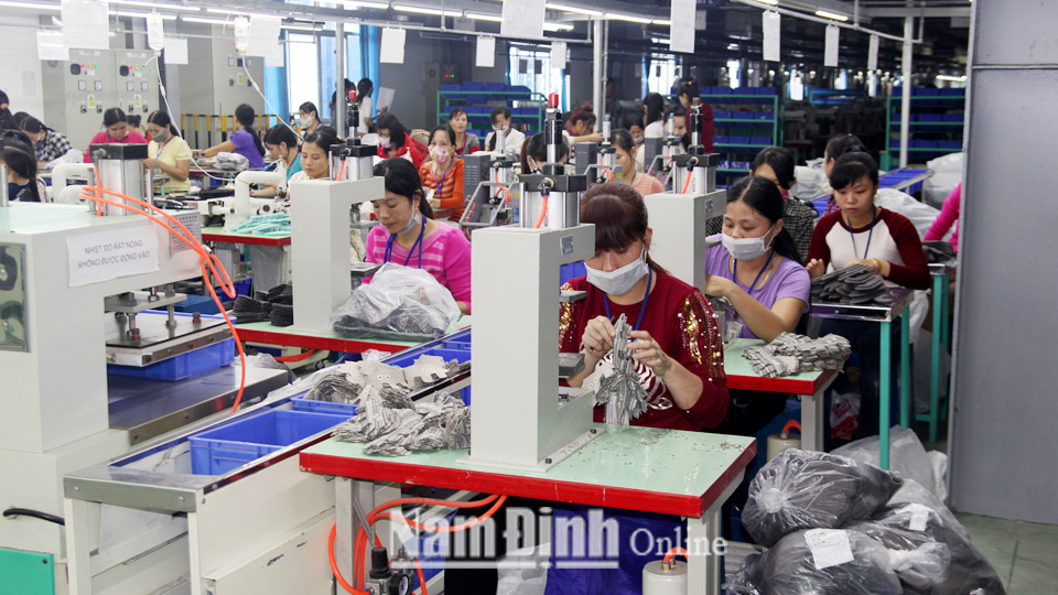 Công ty Trách nhiệm hữu hạn Giầy AMARA Việt Nam, thị trấn Cổ Lễ (Trực Ninh) tạo việc làm, thu nhập cho trên 9.000 lao động nông thôn.