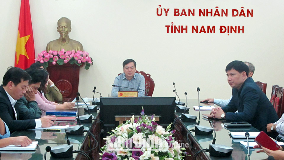 Đồng chí Trần Lê Đoài, Tỉnh ủy viên, Phó Chủ tịch UBND tỉnh và lãnh đạo các sở, ngành của tỉnh tại điểm cầu Nam Định.