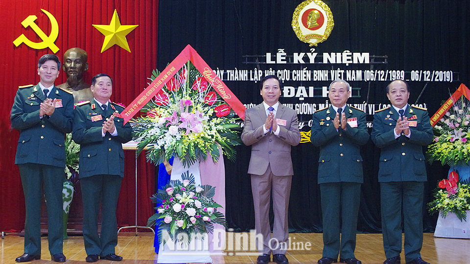 Đồng chí Trần Văn Chung, Phó Bí thư Thường trực Tỉnh ủy, Chủ tịch HĐND tỉnh tặng Đại hội lẵng hoa tươi thắm.