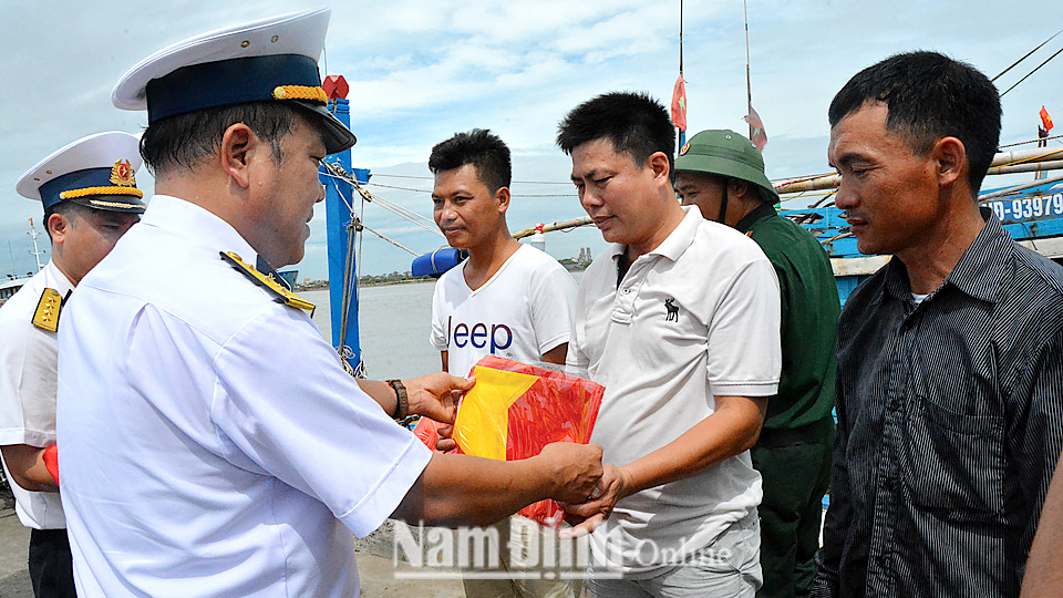 Trao tặng cờ Tổ quốc động viên ngư dân vươn khơi bám biển.