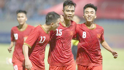  Cầu thủ Công Minh (giữa) ghi bàn duy nhất cho U.21 Việt Nam.Ảnh: MAI ANH