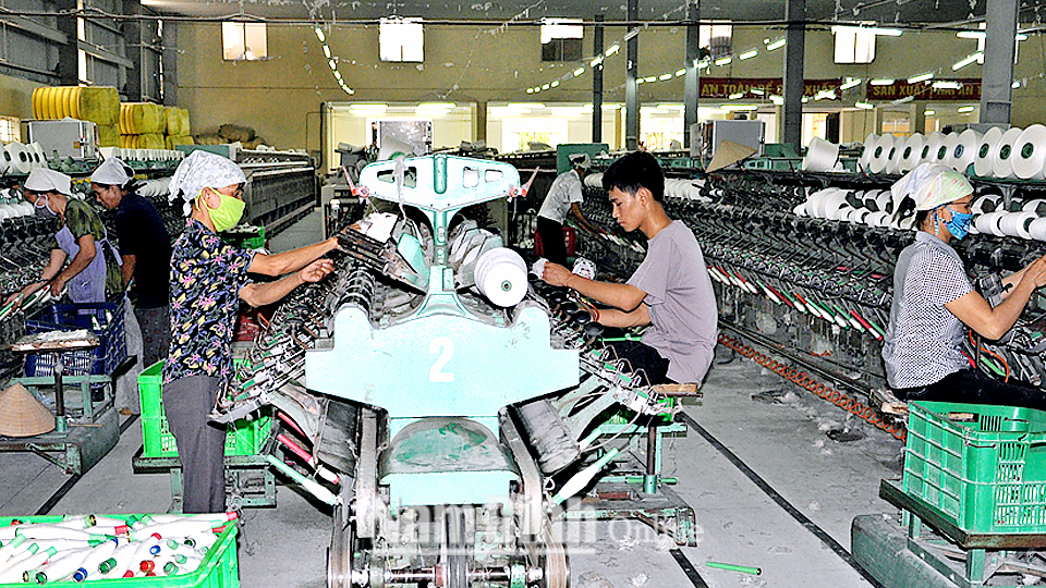 Dây chuyền sản xuất sợi xuất khẩu tại Công ty Cổ phần Thủy Bình, Khu công nghiệp Hòa Xá (thành phố Nam Định).