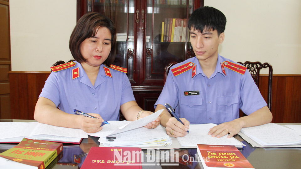 Kiểm sát viên Viện Kiểm sát nhân dân huyện Mỹ Lộc trao đổi nghiệp vụ giải quyết vụ việc hình sự.