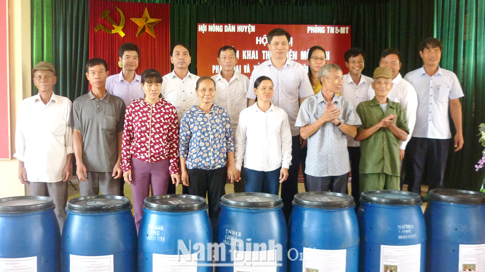 Hộ dân các xóm 12, 13, 14 thôn Vụ Nữ, xã Hợp Hưng (Vụ Bản) tiếp nhận thùng ủ rác hữu cơ.