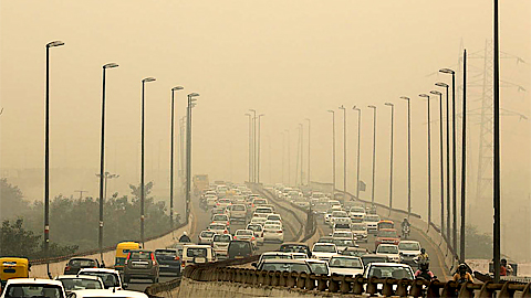 Ô nhiễm không khí nghiêm trọng khiến nhà chức trách Ấn Độ áp dụng quy định biển số "chẵn-lẻ" (Ảnh: REUTERS)
