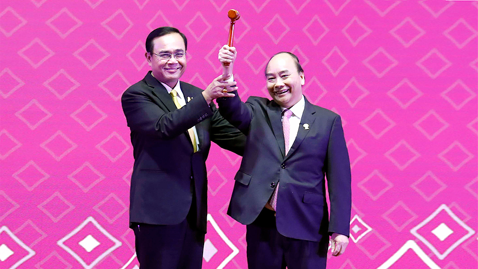 Thủ tướng Nguyễn Xuân Phúc nhận chiếc búa Chủ tịch ASEAN từ Thủ tướng Thái Lan. Ảnh: VGP