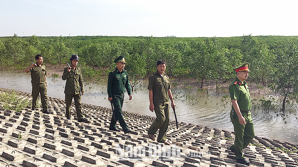 Công an xã Nam Điền (Nghĩa Hưng) phối hợp với Đồn Biên phòng Ngọc Lâm tổ chức tuần tra giữ gìn an ninh trật tự trên địa bàn.