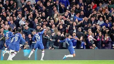  Các cầu thủ Chelsea ăn mừng bàn thắng gỡ hòa 4-4 của Reece James ở phút 74 của trận đấu. Ảnh: Dailymail