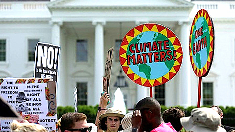 Người biểu tình bên ngoài Nhà Trắng phản đối chính sách về chống biến đổi khí hậu của chính quyền Tổng thống Trump - Ảnh: Reuters