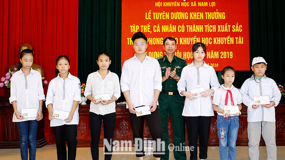 Xã Nam Lợi trao phần thưởng cho học sinh có thành tích xuất sắc trong phong trào khuyến học khuyến tài, xây dựng xã hội học tập.