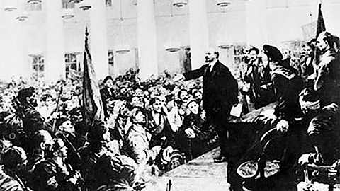  Lãnh tụ Đảng Bolshevich V. I. Lenin tuyên bố thành lập chính quyền Xô Viết tại Đại hội Xô Viết toàn Nga ngày 7-11-1917 tại điện Smolnya, ngay sau khi chiếm Cung điện mùa Đông. Ảnh tư liệu.