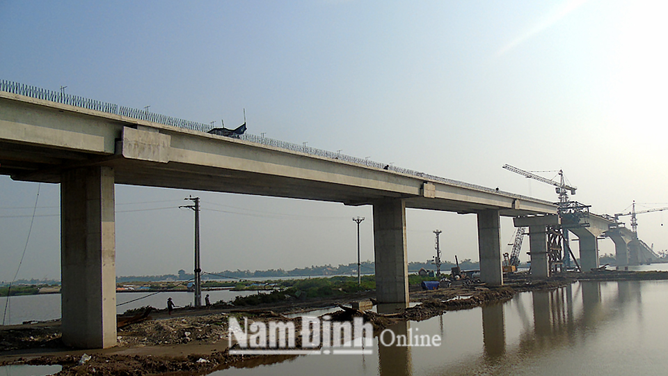Cầu Thịnh Long đang được thi công tích cực đảm bảo tiến độ.