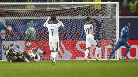  Douglas Costa ghi bàn thắng quý giá ở phút bù giờ giúp Juventus vượt qua Lokomotiv Moscow để giành tấm vé đi tiếp đầu tiên của bảng D. Ảnh: Dailymail