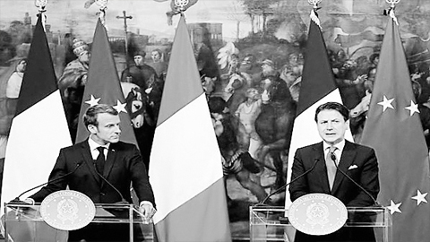 Hai nhà lãnh đạo Pháp và I-ta-li-a họp báo sau hội đàm. Ảnh: Reuters