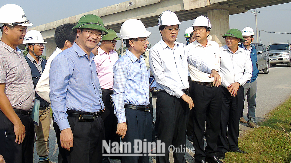 Đồng chí Phạm Đình Nghị, Phó Bí thư Tỉnh ủy, Chủ tịch UBND tỉnh kiểm tra thực tế tiến độ thực hiện Dự án đầu tư xây dựng cầu Thịnh Long.