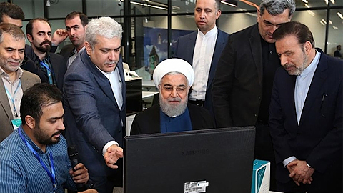  Tổng thống Iran Hassan Rouhani (giữa) trong chuyến thăm tới một nhà máy sản xuất urani ở Tehran. Ảnh: lapresse.ca.