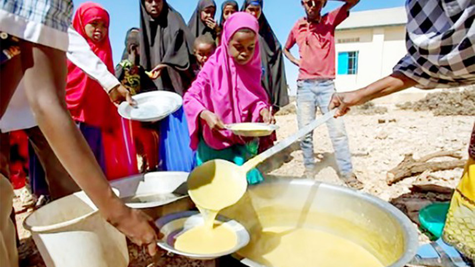 Trẻ em châu Phi nhận bữa ăn tại một trường học thông qua Chương trình WFP.  Ảnh: REUTERS