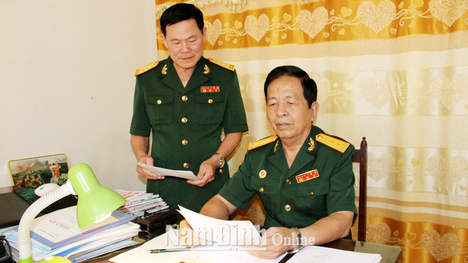 Ông Trần Trọng Oánh, Chủ tịch Hội Cựu chiến binh huyện Vụ Bản (bên phải) nghiên cứu giải pháp nâng cao hoạt động mô hình “Tổ cựu chiến binh vì dân” trên địa bàn.