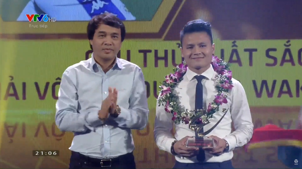 Trao giải Cầu thủ xuất sắc nhất mùa giải cho tiền vệ Quang Hải. 