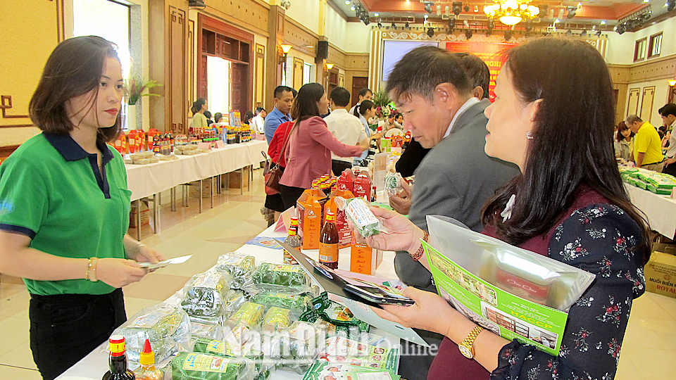 Sản phẩm giò nóng của Công ty Trách nhiệm hữu hạn Nam Phát (thành phố Nam Định) trưng bày tại hội chợ kết nối tiêu thụ nông sản tỉnh Nam Định.