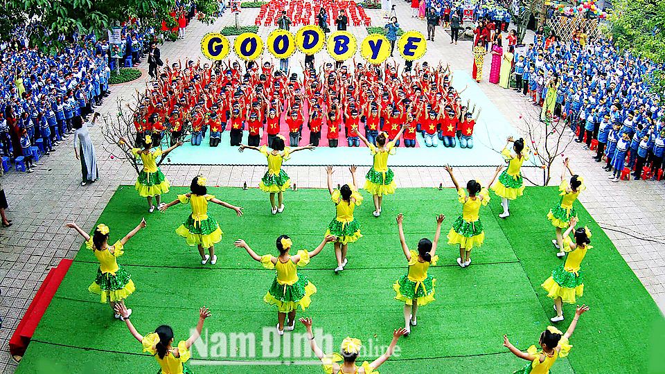 Màn đồng diễn của học sinh Trường Tiểu học Trần Quốc Toản (thành phố Nam Định) trong Festival tiếng Anh.