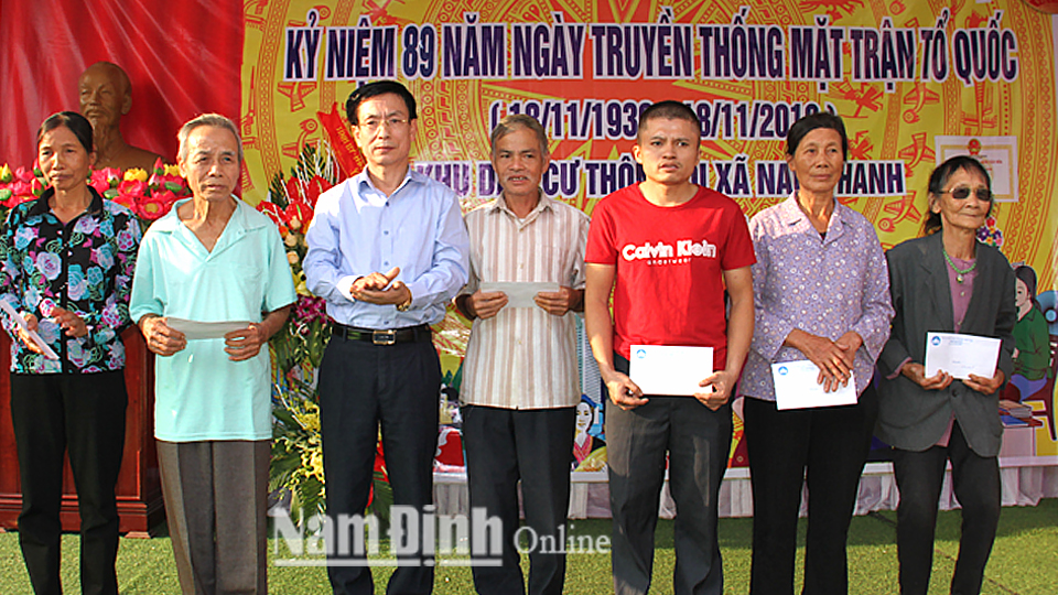 Đồng chí Phạm Đình Nghị, Phó Bí thư Tỉnh ủy, Chủ tịch UBND tỉnh tặng quà cho các hộ dân thôn nội.
