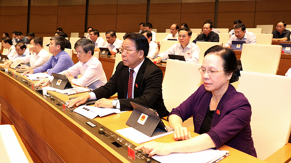 Các đại biểu Quốc hội biểu quyết thông qua Nghị quyết về kế hoạch phát triển kinh tế - xã hội năm 2020. Ảnh: Lâm Khánh/TTXVN