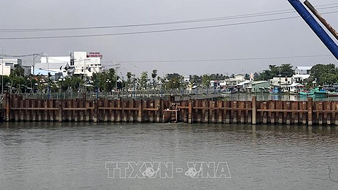 Tuyến kênh Nhánh, thành phố Rạch Giá đắp đập tạm để ngăn mặn. 