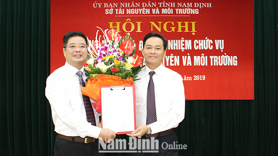 Đồng chí Nguyễn Phùng Hoan, Tỉnh ủy viên, Phó Chủ tịch UBND tỉnh trao quyết định bổ nhiệm và tặng hoa chúc mừng tân Phó Giám đốc Sở Tài nguyên và Môi trường.