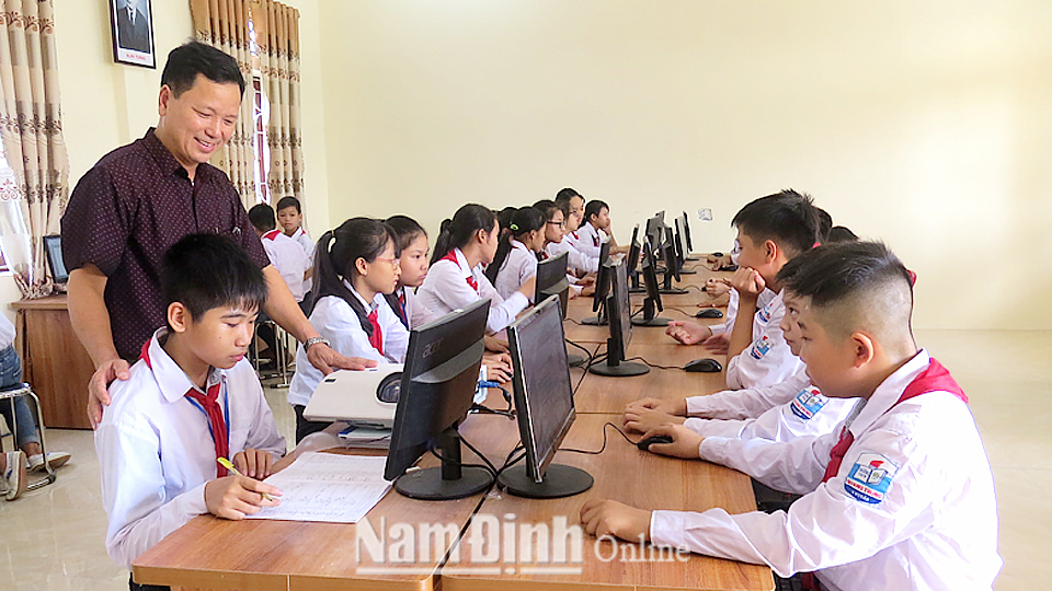 Học sinh Trường Trung học cơ sở Quang Trung trong giờ học môn Tin học.