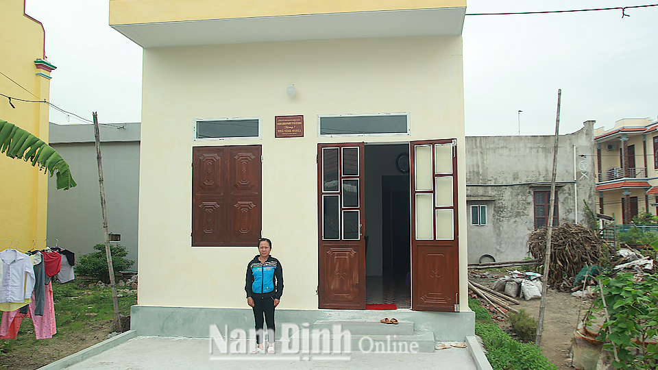 Chị Nguyễn Thị Ngọc, xóm 11, xã Hải Thanh (Hải Hậu) trong ngôi nhà tình nghĩa chữ thập đỏ do Công ty liên doanh dược phẩm Hasan Dermapharm Thành phố Hồ Chí Minh tài trợ xây dựng. 