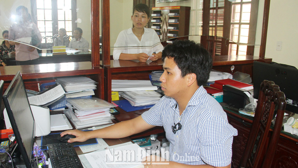 Ứng dụng công nghệ thông tin tại Trung tâm giao dịch hành chính một cửa thành phố Nam Định.