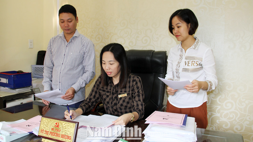 Bí thư Đảng bộ phường Thống Nhất (người ngồi giữa) hướng dẫn đảng viên đăng ký làm theo Bác.
