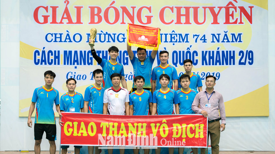 Đội tuyển bóng chuyền xã Hải Thanh vô địch hạng B tại Giải bóng chuyền huyện Giao Thủy năm 2019.  Ảnh: Do cơ sở cung cấp