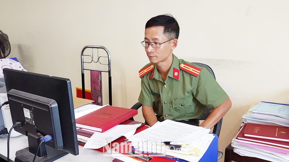 Thiếu tá Nguyễn Minh Tuấn, cán bộ phòng An ninh chính trị nội bộ (Công an tỉnh) 32 lần hiến máu tình nguyện.