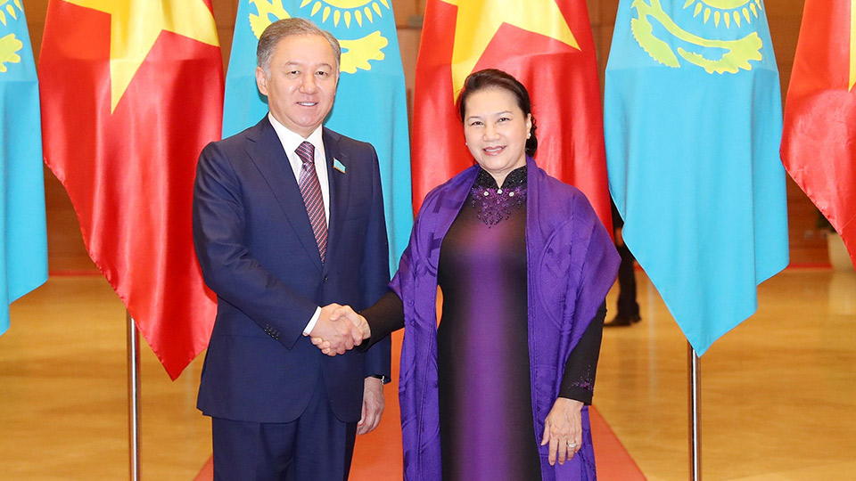 Chủ tịch Quốc hội Nguyễn Thị Kim Ngân và Chủ tịch Hạ viện Kazakhstan Nurlan Nigmatulin tại Lễ đón.  Ảnh: Trọng Đức - TTXVN