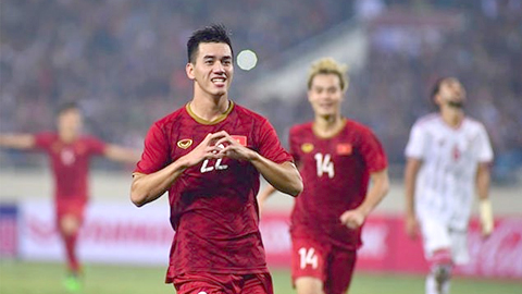 Chân sút của CLB Becamex Bình Dương Nguyễn Tiến Linh ăn mừng pha lập công mang tới chiến thắng quyết định cho đội tuyển Việt Nam.