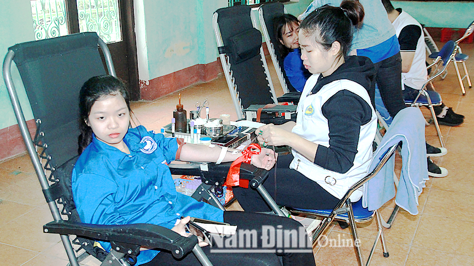Sinh viên Trường Đại học Kinh tế Kỹ thuật Công nghiệp Nam Định tham gia hiến máu tình nguyện.