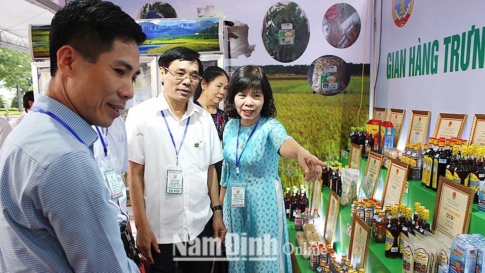 Trưng bày, giới thiệu các sản phẩm OCOP tại Hội nghị tổng kết 10 năm xây dựng nông thôn mới toàn quốc do tỉnh Nam Định đăng cai tổ chức.