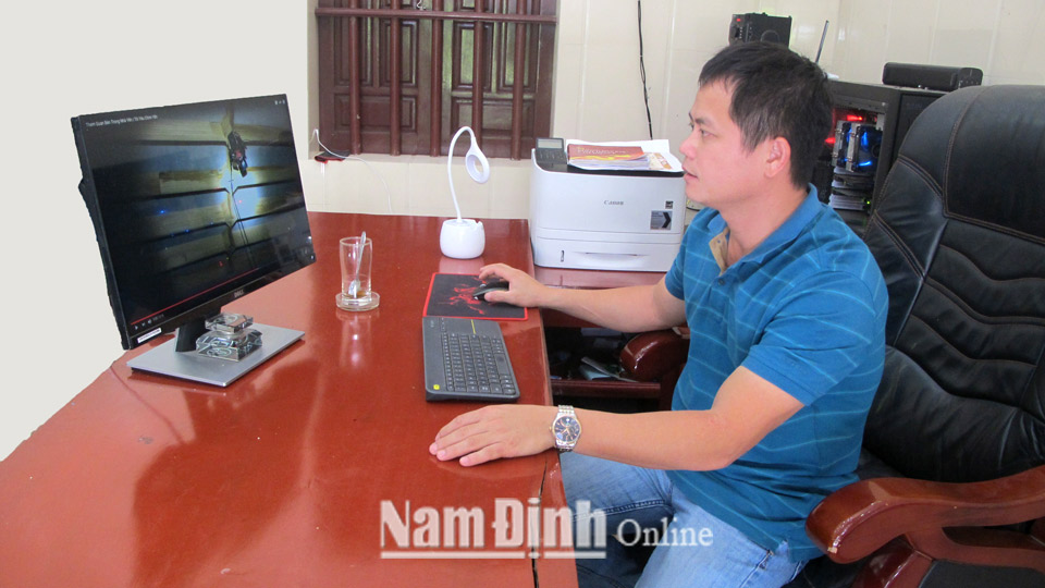 Anh Đinh Văn Thuận, xã Hải Đông (Hải Hậu) kiểm soát tình hình nhà yến qua thiết bị theo dõi từ xa.