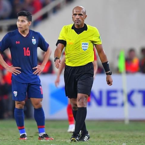 Trọng tài chính Al-Kaf đã có hai quyết định bất lợi cho đội tuyển Việt Nam. (Ảnh: FAT)