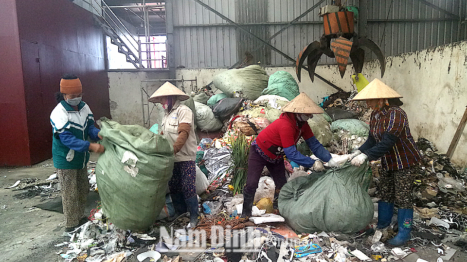 Phân loại rác thải trước khi đưa vào xử lý tại Nhà máy xử lý chất thải, tái chế phế liệu Nam Giang (Nam Trực).