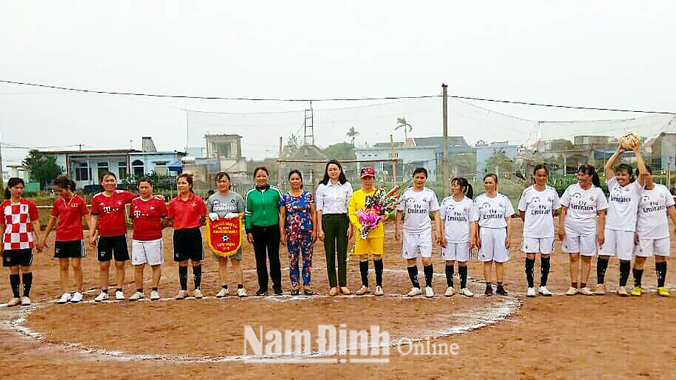 Một buổi thi đấu giao hữu của Câu lạc bộ bóng đá nữ thôn Hồng Hà 2, xã Mỹ Tân.