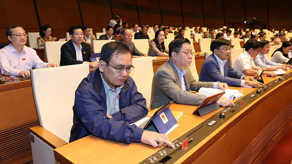 Các đại biểu Quốc hội biểu quyết thông qua Bộ luật Lao động (sửa đổi).  Ảnh: Lâm Khánh - TTXVN