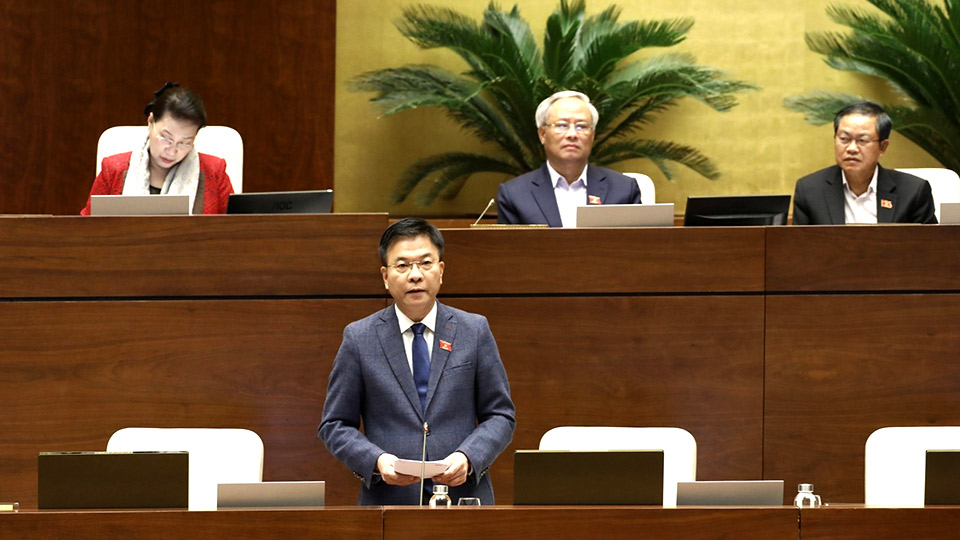 Bộ trưởng Bộ Tư pháp Lê Thành Long giải trình ý kiến của đại biểu Quốc hội.  Ảnh: Văn Điệp - TTXVN
